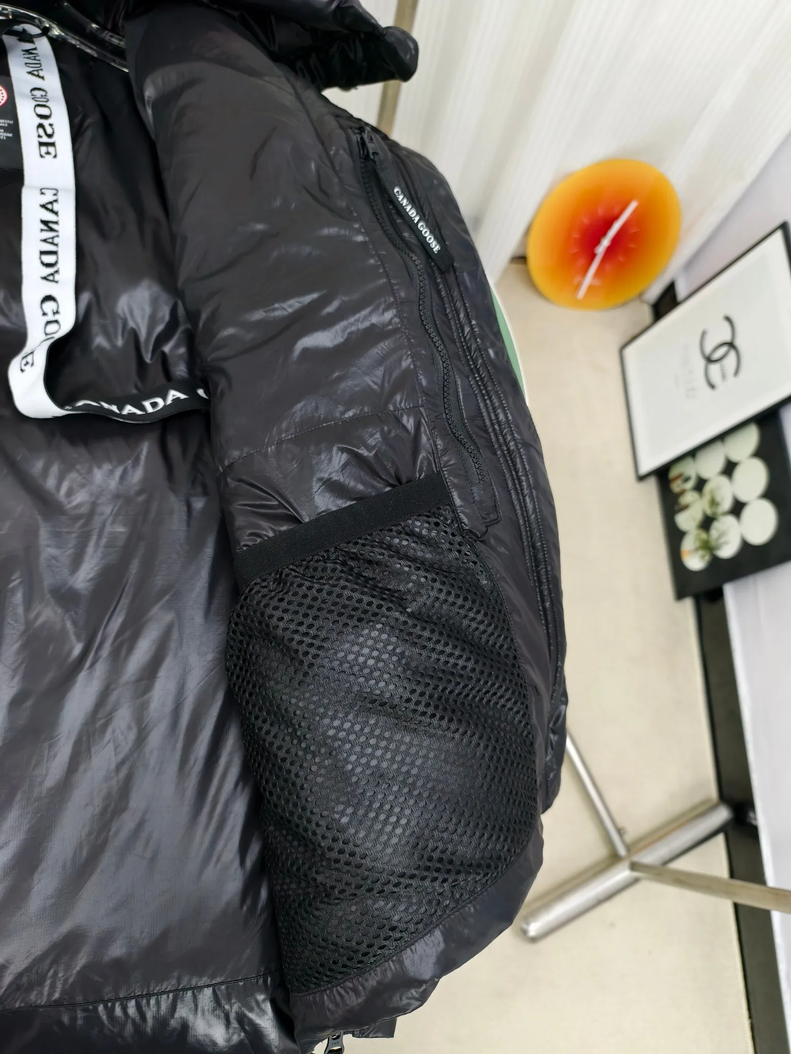 P1060 Goose 2239L Women's Puff Bread Jacket [Specially for foreign trade with high quality] Canada Goose Canada Goose Cypress Series Hooded Waterproof, Windproof and Warm Down Jacket Women's Cypress Series new models make you stand out. This down jacket is an ideal winter piece. This style is filled with white duck down. Featuring a thin, channel-filled construction with lightweight fabrics and trim, it feels lightweight and adds warmth. The chin-protecting suede knit stand-up collar is soft and adds comfort. An adjustable down hood with cord closure adds warmth and protection against the elements. The back is designed with the iconic double-stripe black reflective decorative stripes to make you more visible in dim environments. The inner layer has removable elastic straps, making the jacket easy to carry on the shoulder and hands-free. Side zipper gusset dries and breathes when moving. Color: black with red label, silver birch Size: XS-2XL